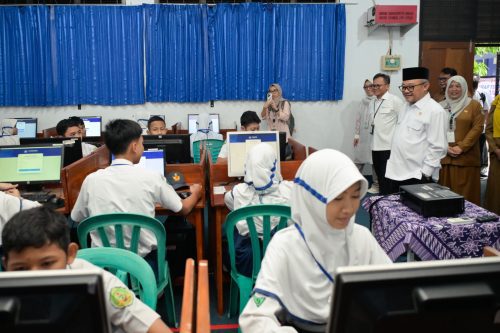 Tinjau Hari Pertama TKA SMP, Mendikdasmen Tekankan “Jujur dan Gembira”