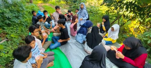 Usai menuntaskan lembar terakhir Penilaian Sumatif Akhir Jenjang, murid SD Almadany merayakan kelegaan dengan meracik es buah segar di bawah rimbunnya pohon mangga yang meneduhkan suasana.