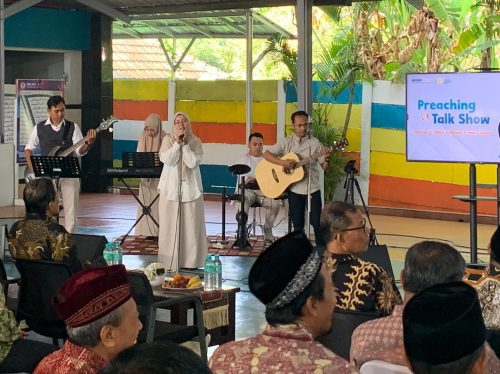 Penampilan perdana Mugeb Teacher Band sukses memeriahkan Milad ke-31 SD Muhammadiyah 1 GKB Gresik lewat harmoni lagu legendaris, membuktikan talenta seni luar biasa dari balik meja guru.