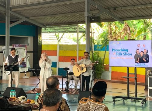 Penampilan perdana Mugeb Teacher Band sukses memeriahkan Milad ke-31 SD Muhammadiyah 1 GKB Gresik lewat harmoni lagu legendaris, membuktikan talenta seni luar biasa dari balik meja guru.