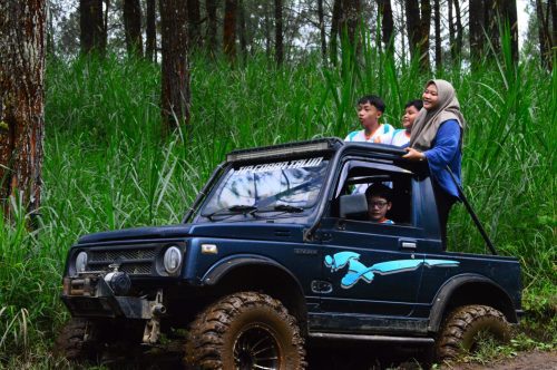 Siswa kelas VI SD Muhammadiyah 1 GKB Gresik melepas penat dengan petualangan offroad jeep di Coban Talun, menciptakan momen inklusif yang tak terlupakan bagi semua.