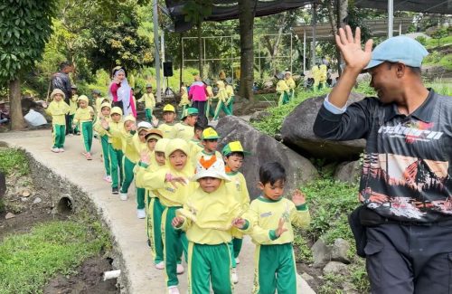 Petualangan pagi anak-anak kelompok A TK ABA 40 PPS Gresik menjadi pengalaman seru dalam acara outbound kali ini.