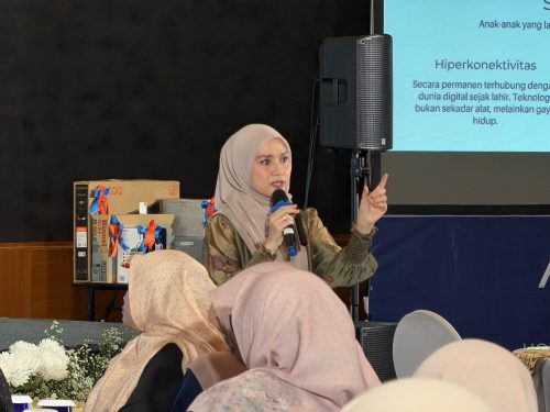 Parenting Class Milad ke-31 SD Muhammadiyah 1 GKB Gresik mengungkap keterkaitan erat pola asuh orang tua terhadap perkembangan psikologis dan sosial anak di era digital.