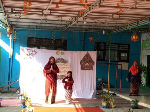 Peringatan Hari Kartini di KB/RA Alhidayah berlangsung meriah melalui fashion show ibu dan anak yang menampilkan kekompakan, kreativitas, serta kecintaan terhadap budaya sejak dini.