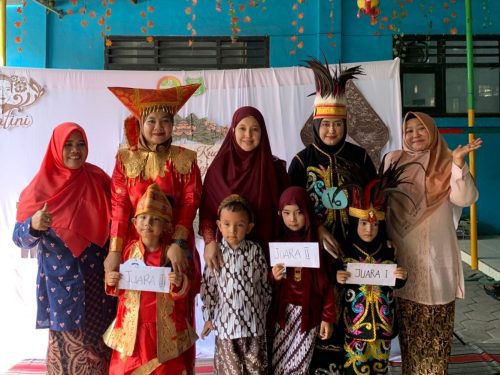 Peringatan Hari Kartini di KB/RA Alhidayah berlangsung meriah melalui fashion show ibu dan anak yang menampilkan kekompakan, kreativitas, serta kecintaan terhadap budaya sejak dini.