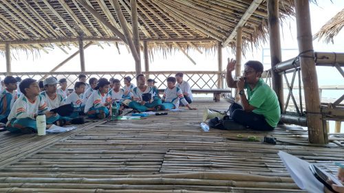 Siswa kelas V SD Muhammadiyah 1 GKB Gresik mengeksplorasi Ekowisata Mangrove Wonorejo, belajar konservasi alam, hingga praktik menanam bibit bakau demi menjaga ekosistem pesisir Surabaya tetap lestari.