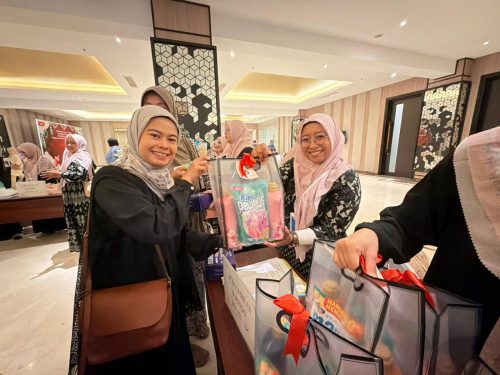 Parenting Class Milad ke-31 Mugeb Gresik meriah dengan edukasi pengasuhan, kebersamaan wali murid, serta kejutan door prize yang menghadirkan kebahagiaan dan momen tak terlupakan.