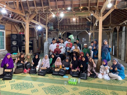 SD Muhammadiyah 1 GKB Gresik memperingati milad ke 31 dengan aksi "Sharing Sweetness". Siswa menyalurkan puluhan paket perlengkapan sekolah dan santunan tunai kepada anak yatim piatu serta kaum duafa.