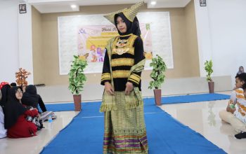 Peserta dari kelas VII C mengenakan pakaian khas minang (Tagar.co/Istimewa)