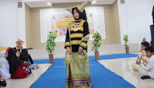 Peserta dari kelas VII C mengenakan pakaian khas minang (Tagar.co/Istimewa)
