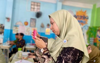 Dari Balik Kamera, Aini Jadi Bintang di Workshop Menulis Berita