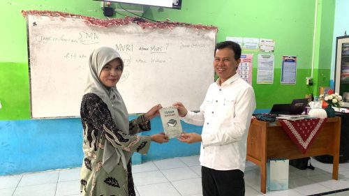 Belajar Menulis ala Tagar.co. Di tengah suasana santai dan penuh canda, workshop menulis berita di SD Muri menghadirkan pembelajaran mendalam tentang praktik, ketepatan bahasa, serta pentingnya membangun kesadaran dalam menulis.