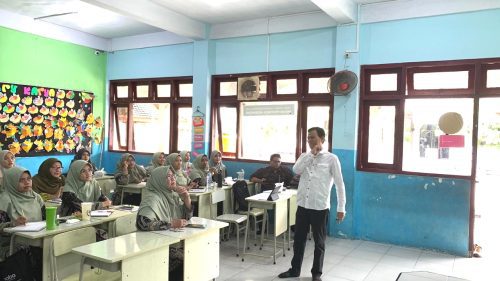 Di tengah suasana santai dan penuh canda, workshop menulis berita di SD Muri menghadirkan pembelajaran mendalam tentang praktik, ketepatan bahasa, serta pentingnya membangun kesadaran dalam menulis.