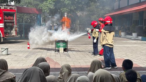 Puluhan siswa Mugeb Primary School belajar teknik memadamkan api dan mengenal profesi heroik bersama Tim PMK PT Petrokimia Gresik dalam aksi edukasi penyelamatan darurat yang seru.