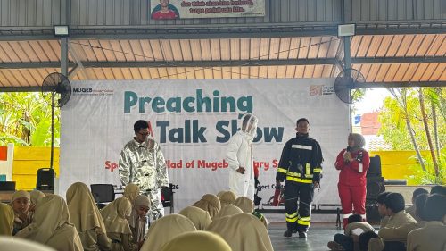 Puluhan siswa Mugeb Primary School belajar teknik memadamkan api dan mengenal profesi heroik bersama Tim PMK PT Petrokimia Gresik dalam aksi edukasi penyelamatan darurat yang seru.