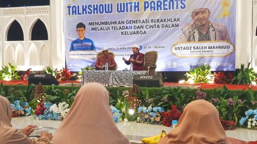 SD Muhammadiyah 3 Ikrom menggandeng Ustaz Solmed guna memperkuat sinergi dengan orang tua dalam mencetak generasi islami berakhlak mulia melalui keteladanan nyata dan kasih sayang keluarga.