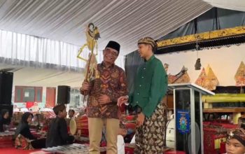 Dalang cilik MTsM PPTQ Ahmad Dahlan, Ki Erlang Al Ghifary beraksi di Halal Bihalal Mojorejo Madiun. Siswa kelas VIII ini mementaskan lakon Gathotkaca Wisuda. Contoh generasi muda yang aktif menjaga kelestarian seni tradisional