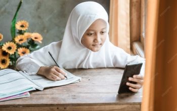 Penggunaan teknologi dalam pendidikan belum sepenuhnya berjalan optimal. Meski teknologi menawarkan berbagai kemudahan, kenyataan menunjukkan tidak semua siswa memanfaatkannya untuk tujuan belajar