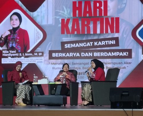 Sarasehan Kartini di Gresik menghadirkan Tri Rismaharini dan Nila Yani Handayani. Mereka membahas peran perempuan dan keseimbangan domestik dan publik. 