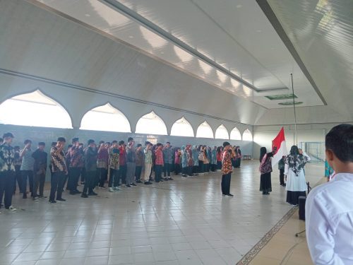 Suasana pagi cerah ceria mengiringi upacara bendera yang dikemas dengan momen hari Kartini IPM Ranting MTs Muhammadiyah 3 Sumberrejo