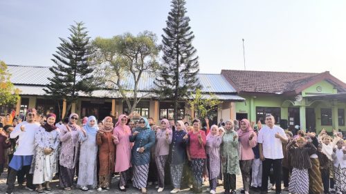 Warna-Warni Kebaya dan Pakaian Adat Ramaikan Catwalk Kartinian Sekolah Ini ‎