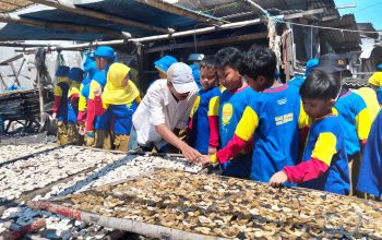 Berpetualang seru membuat suasana ceria kegiatan outdoor siswa kelas 2 Sekolah Kreatif SD Muhammadiyah 20 Tembok Dukuh Surabaya, Senin