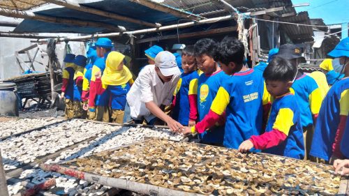 Berpetualang seru membuat suasana ceria kegiatan outdoor siswa kelas 2 Sekolah Kreatif SD Muhammadiyah 20 Tembok Dukuh Surabaya, Senin