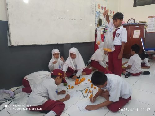 Belajar seru Matematika dengan menimbang berat benda berlangsung di semua kelas 2 SD Muhammadiyah 1 Pucang Anom Sidoarjo, Selasa (14/4/2026).