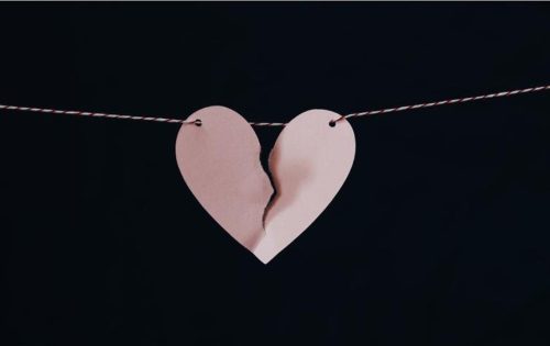 Penyakit hati muncul karena pola pikir yang keliru mengenai nilai diri. Meninggikan diri sendiri dan merendahkan orang lain.