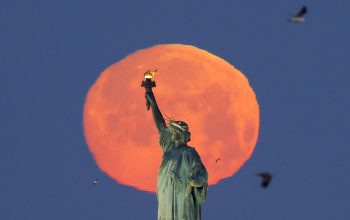 Pink moon purnama yang muncul di awal April. Di Amerika ditandai dengan mekarnya bunga phlox sehingga dinamai sesuai tradisi perayaan di benua itu.