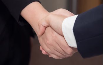 Berjabat tangan dianjurkan Nabi. Bisa menggugurkan dosa. Melambangkan rasa saling menghormati dan memperkuat ikatan persaudaraan.