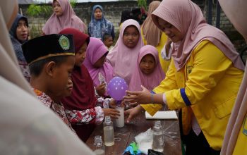 Spiritual Journey Smamio mengenalkan program eksperimen sains kepada murid SD yang dikemas dalam bentuk permainan. Program ini menarik minat para siswa.