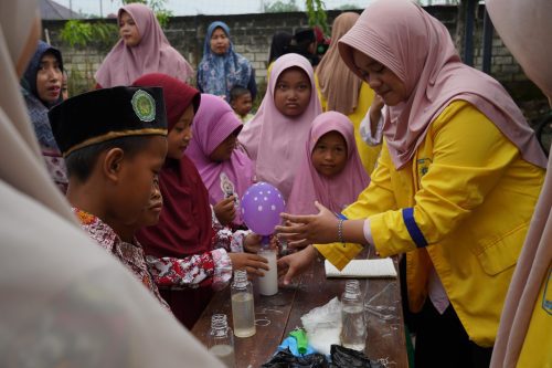 Spiritual Journey Smamio mengenalkan program eksperimen sains kepada murid SD yang dikemas dalam bentuk permainan. Program ini menarik minat para siswa.