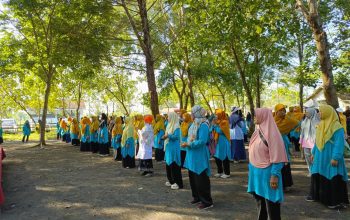 Pantai Wotgalih Lumajang, Ahad (19/4/2026), sejak pagi hingga siang tampak meriah. Terdengar Mars Muhammadiyah menggema di sini.