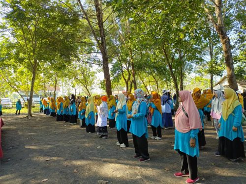 Pantai Wotgalih Lumajang, Ahad (19/4/2026), sejak pagi hingga siang tampak meriah. Terdengar Mars Muhammadiyah menggema di sini.