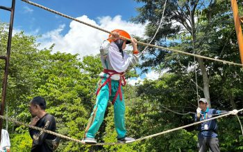 Melatih Nyali di Atas Tali: Keseruan Siswa Mugeb Outbound di Applesun