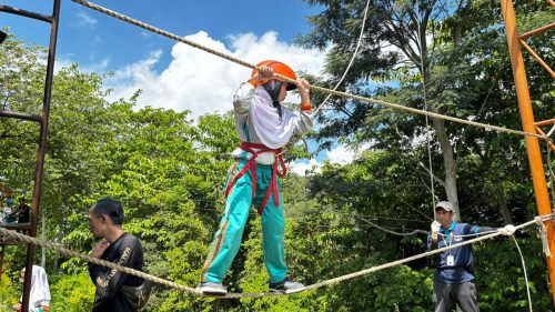 Siswa SD Muhammadiyah 1 GKB Gresik mengikuti outbound di Batu guna melatih keberanian, kekompakan, dan kemandirian melalui berbagai wahana ekstrem yang menantang adrenalin mereka.
