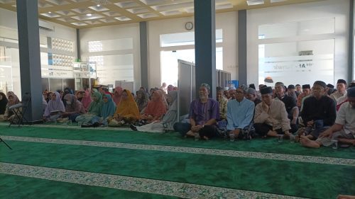 Kajian Sabtu Pagi di Masjid At-Tanwir Gresik mengingatkan empat sebab penyesalan penghuni Saqar. Setelah kajian, jemaah dapat sarapan bakso gratis dan sepaket sayur. 