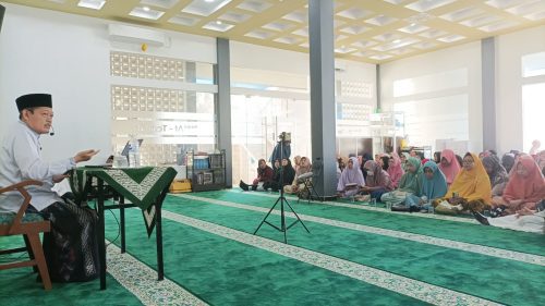 Kajian Sabtu Pagi di Masjid At-Tanwir Gresik mengingatkan empat sebab penyesalan penghuni Saqar. Setelah kajian, jemaah dapat sarapan bakso gratis dan sepaket sayur. 