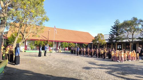 Upacara Hardiknas SDN 94 Gresik berkolaborasi dengan TK DWP Balongtunjung, menampilkan peran guru sebagai teladan.