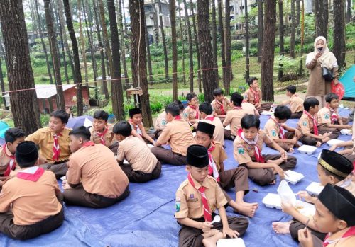 Sebanyak 80 murid SD Islam Nurul Iman Menganti Gresik mengikuti Outdoor Camp 2026 di Alas Veenuz Trawas untuk melatih disiplin, kemandirian, dan semangat belajar melalui alam terbuka.
