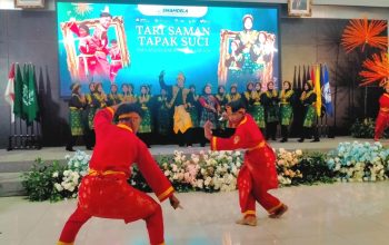 Satu Panggung, Dua Kekuatan: Kolaborasi Tari Saman dan Tapak Suci Memukau di Haflah Akhirissanah Smamdela