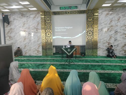 Kajian Sabtu Pagi di Masjid At-Tanwir Gresik mengingatkan empat sebab penyesalan penghuni Saqar. Setelah kajian, jemaah dapat sarapan bakso gratis dan sepaket sayur. 