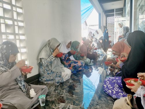 Kajian Sabtu Pagi mengingatkan empat sebab penyesalan penghuni Saqar. Setelah kajian, jemaah dapat sarapan bakso gratis dan sepaket sayur. 