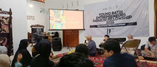 Kolaborasi Rumah Batik TBIG Pekalongan dan Indonesia Fashion Chamber (IFC) ciptakan kreasi batik untuk anak muda. Program ini diarahkan memperkuat posisi batik di pasar generasi muda melalui pendekatan yang lebih relevan