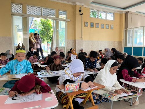 Hari Kartini dan Hari Bumi di SD Muhammadiyah 8 Tulangan Sidoarjo berlangsung Rabu (22/4/2026).