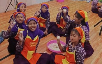 Aroma gurih wijen sangrai menyambut kedatangan puluhan koki cilik dari SD Negeri 94 Gresik saat memasuki pusat produksi Arasa Onde-Onde, Mojokerto,