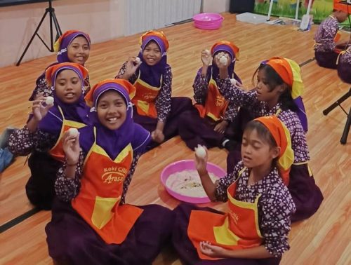 Aroma gurih wijen sangrai menyambut kedatangan puluhan koki cilik dari SD Negeri 94 Gresik saat memasuki pusat produksi Arasa Onde-Onde, Mojokerto,