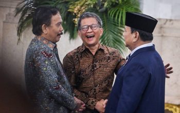 Suara Rocky Gerung menunjukkan satu hal yang lebih luas dari sekadar perubahan sikap individu. Ia menggambarkan bagaimana seorang intelektual diuji bukan saat berbicara di luar kekuasaan, tetapi saat harus menentukan posisi setelah kekuasaan itu terbentuk.