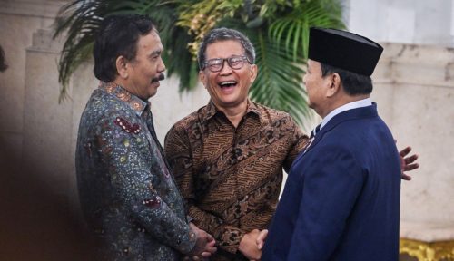 Suara Rocky Gerung menunjukkan satu hal yang lebih luas dari sekadar perubahan sikap individu. Ia menggambarkan bagaimana seorang intelektual diuji bukan saat berbicara di luar kekuasaan, tetapi saat harus menentukan posisi setelah kekuasaan itu terbentuk.